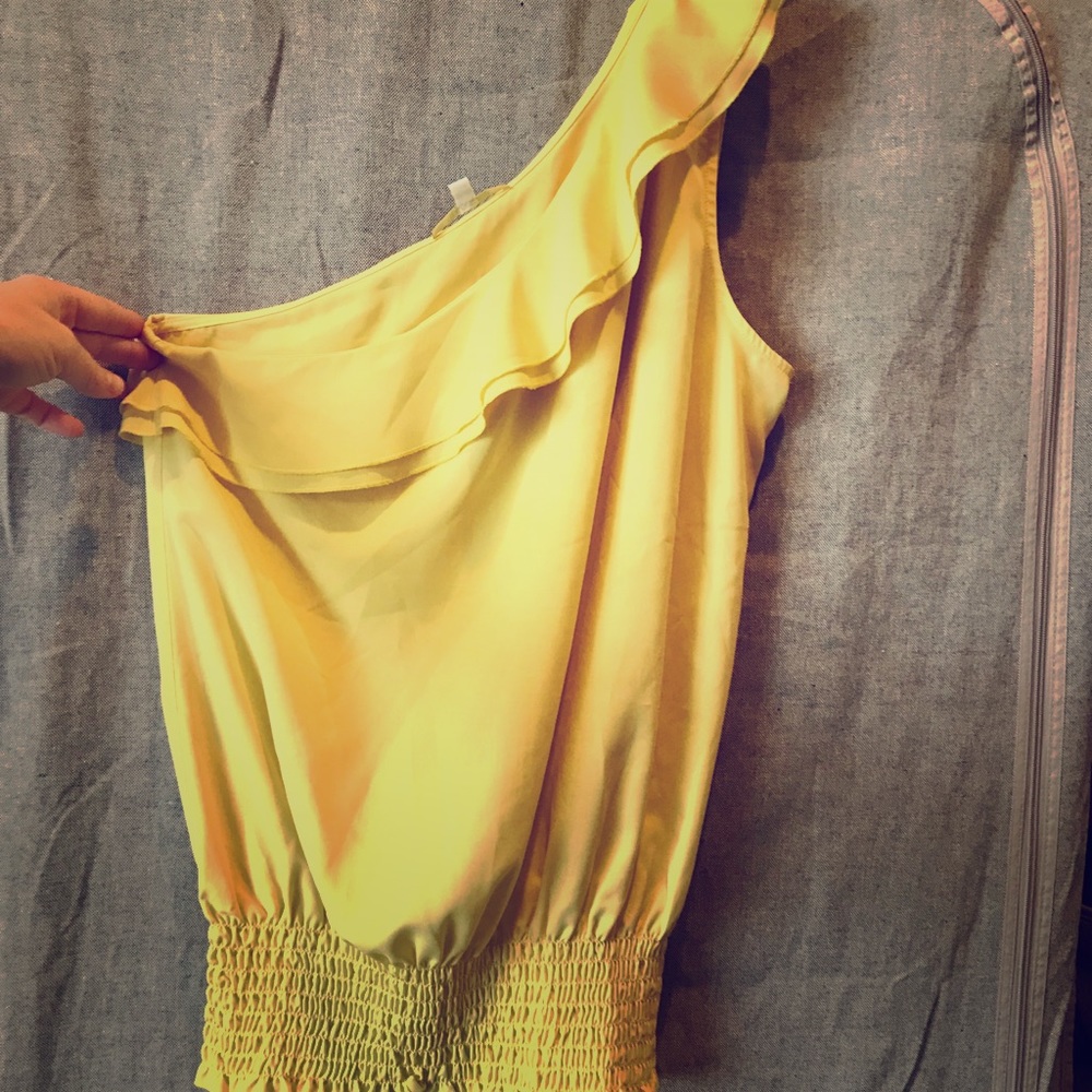 Beautiful cold shoulder yellow Gianni Bini blouse